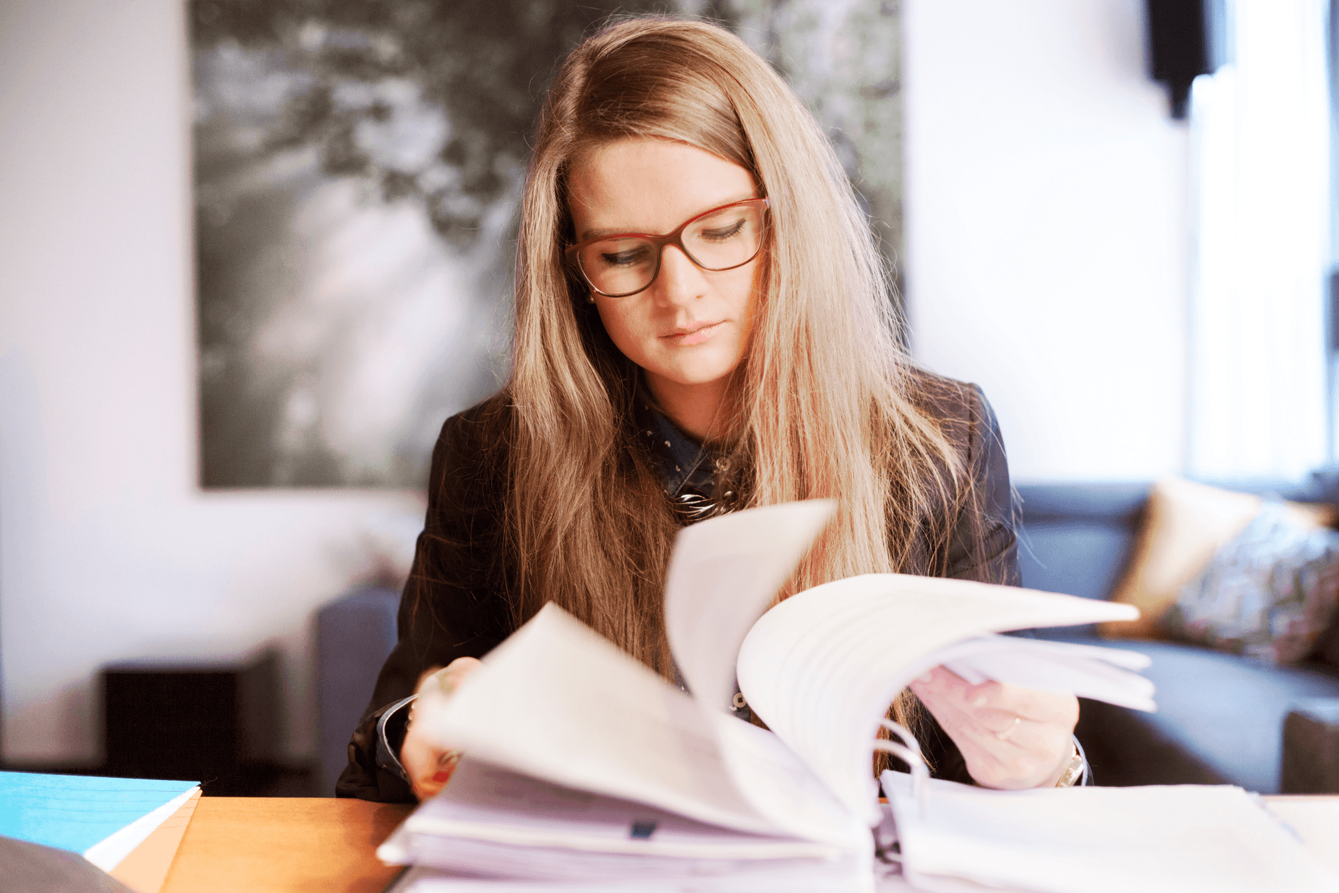 Een student controleert of al haar benodigde papieren voor een studentenkamer in Rotterdam op orde zijn.