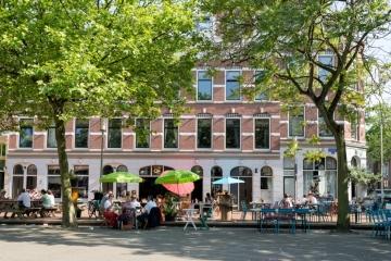 Foto van de woningen en horeca op het Deliplein in Katendrecht.