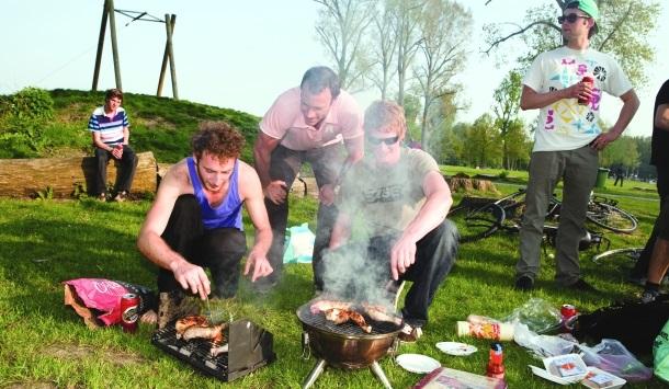 Jongeren zijn aan het barbecuen in het bos