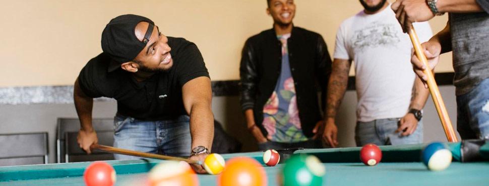 Studenten in Rotterdam zijn met elkaar aan het poolen.