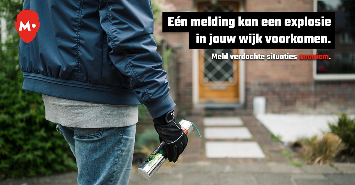 Foto van campagne 'Meld Misdaad Anoniem' waarop je de rug van een persoon ziet die zwaar vuurwerk vasthoudt