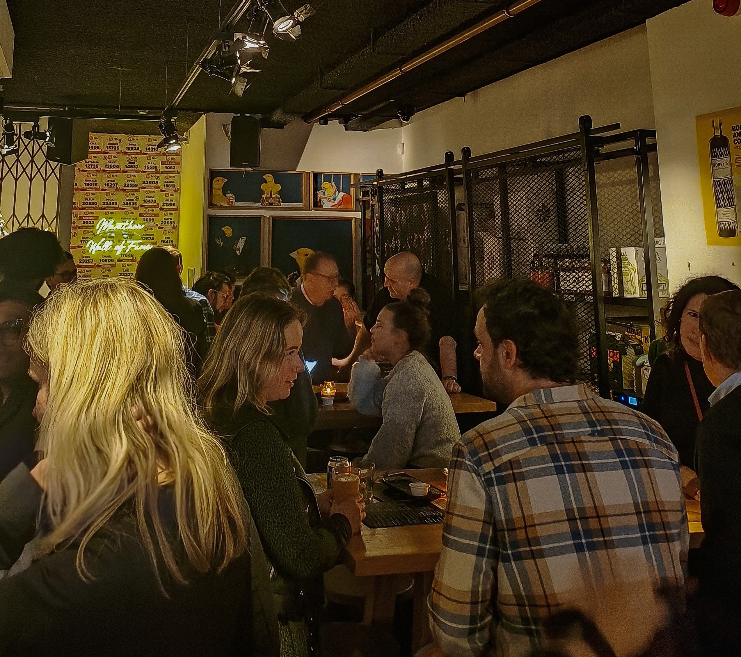 Foto van mensen op de nieuwjaarsborrel 2025 van Stadswonen Rotterdam
