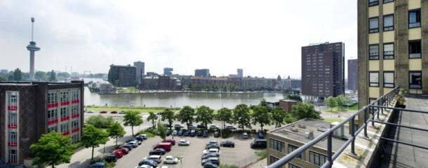 Foto van de parkeerplaats bij de GEB-toren.