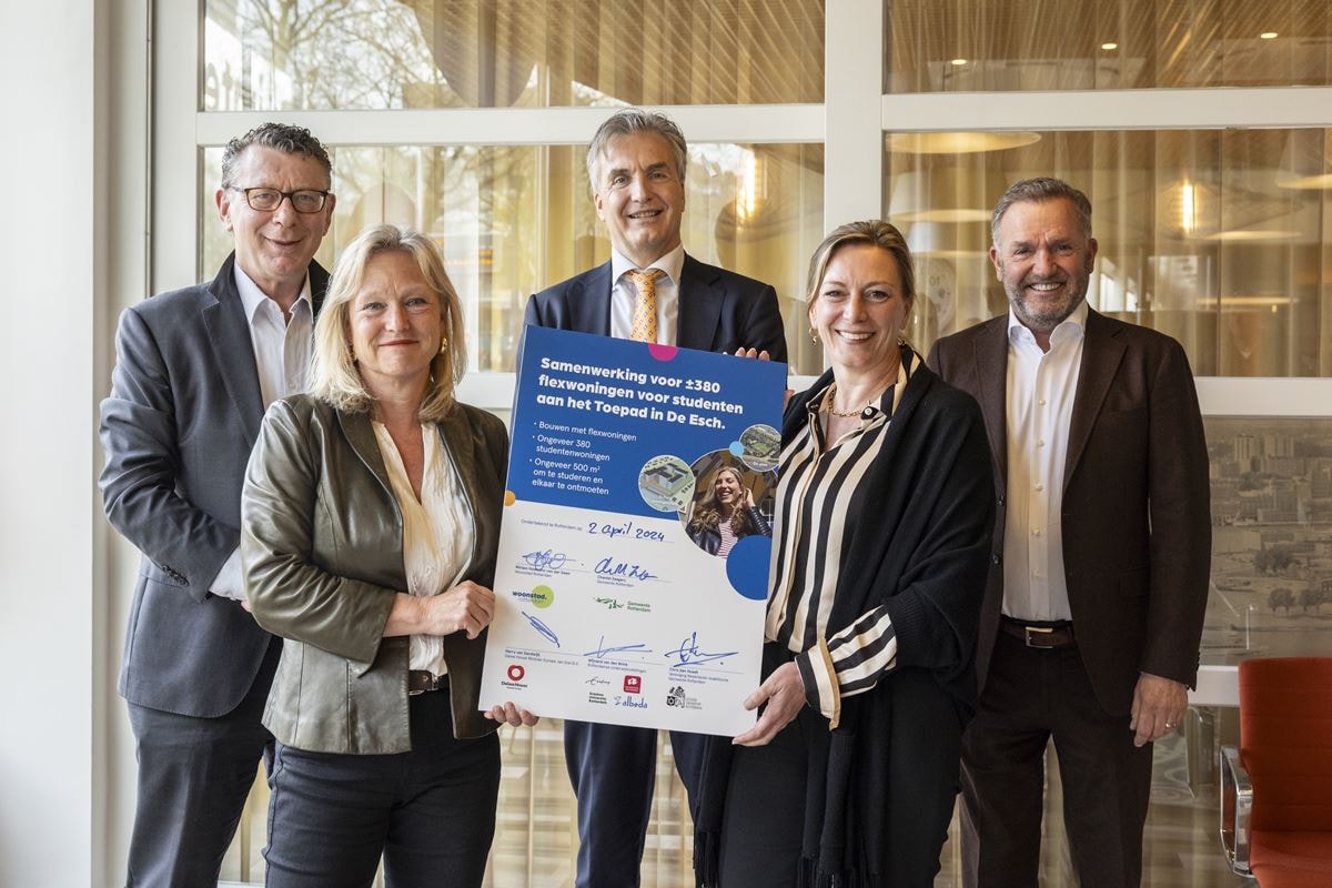 Handtekeningen zijn gezet door de betrokken partijen voor het nieuwbouwproject Toepad in De Esch