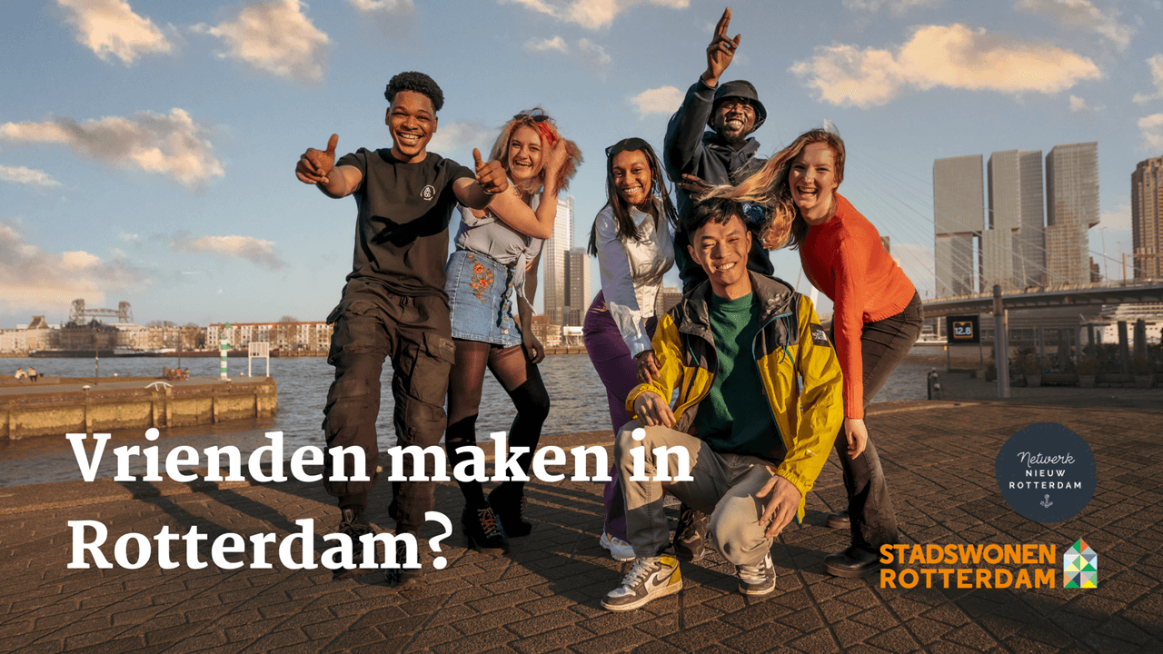 De foto is een promotie voor de samenwerking Netwerk Nieuw Rotterdam en Stadswonen. We zien jongeren op de kade bij de Erasmusbrug. Met de tekst 'Vrienden maken in Rotterdam?'