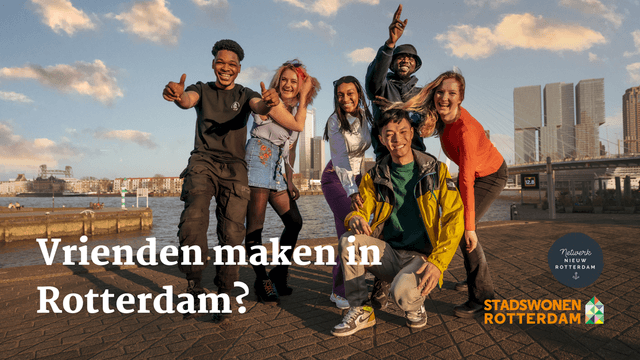 De foto is een promotie voor de samenwerking Netwerk Nieuw Rotterdam en Stadswonen. We zien jongeren op de kade bij de Erasmusbrug. Met de tekst 'Vrienden maken in Rotterdam?'