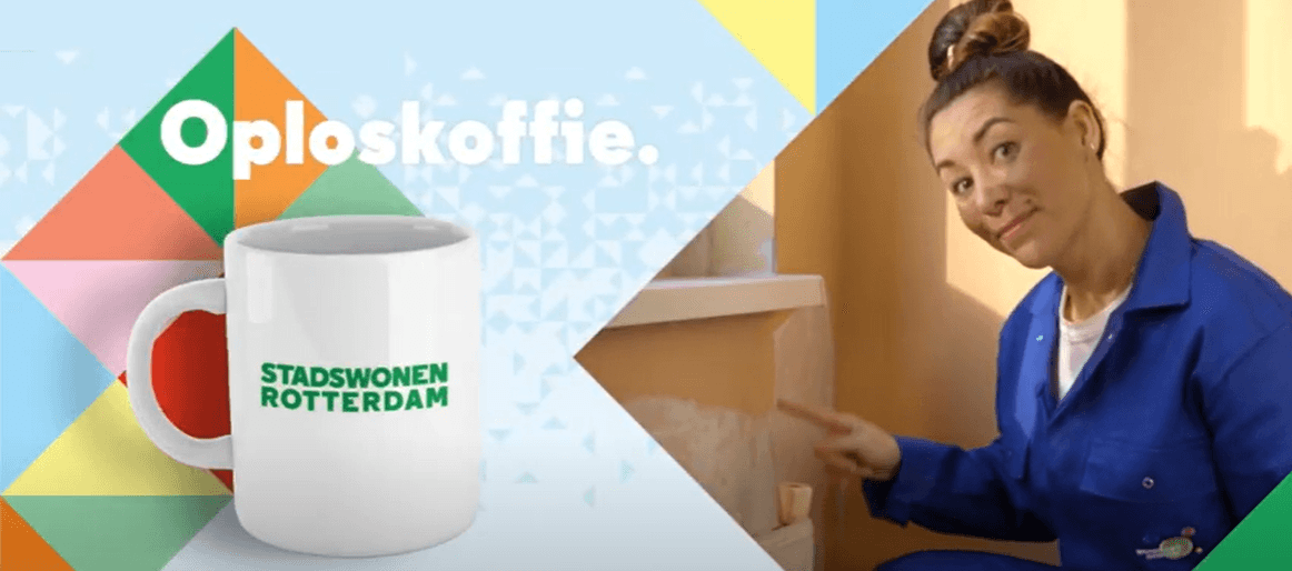 Links staat er een kopje waarop staat 'Stadswonen Rotterdam', voor de naam van de videoreeks 'Oploskoffie'. Rechts een vrouw in een kluspak.