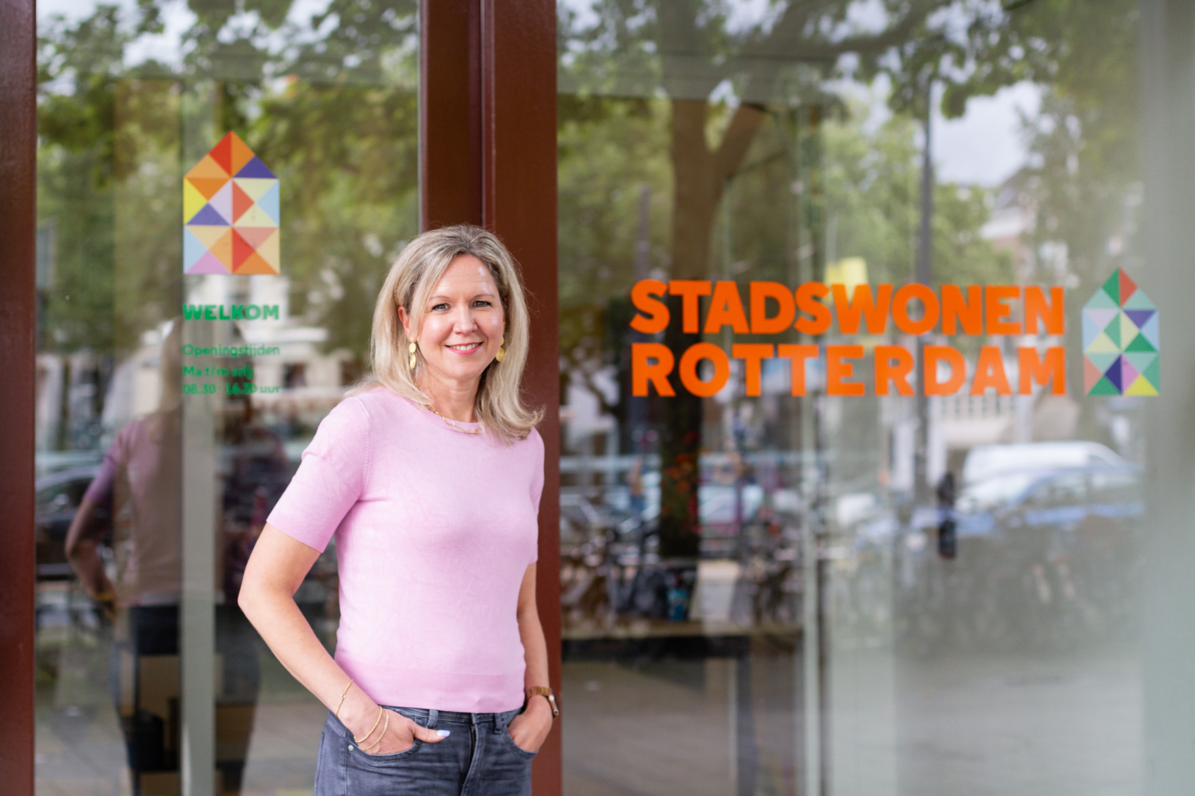 Portret Dominique van Elsacker, Manager Stadswonen, voor het kantoor van Stadswonen