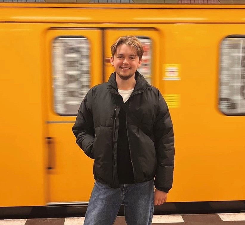 Trainee Tijs Stadswonen voor rijdende metro