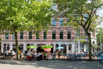 Foto van de woningen en horeca op het Deliplein in Katendrecht.