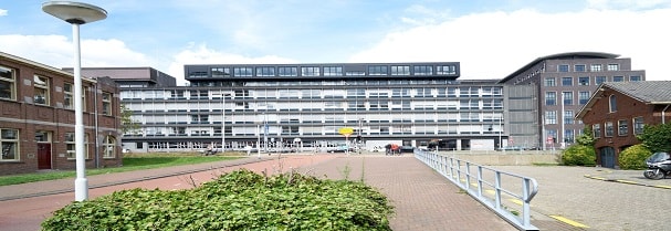 Foto van de voorkant van het woongebouw De Douane.