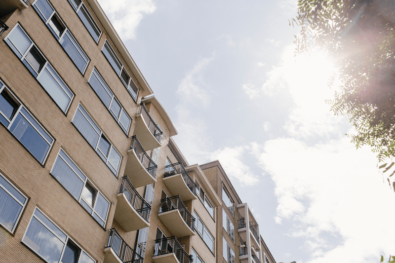 Foto van de woningen op de Schiedamse Vest, van onderaf gezien