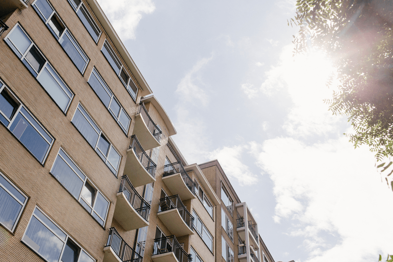 Foto van de woningen op de Schiedamse Vest, van onderaf gezien